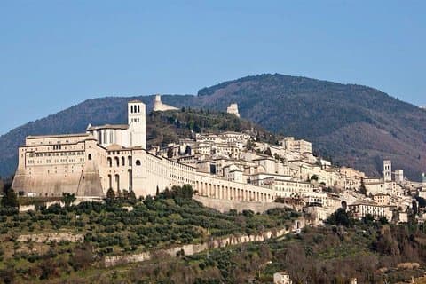 Assisi by med gourmetfrokost og vinudflugt fra havnen i Civitavecchia