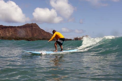 Aulas de Surf em Grupo Privado para 4 por Waikiki Beachboys at the Royal