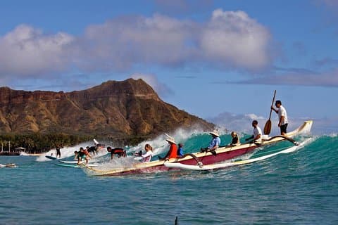 Canoa Outrigger Surfando