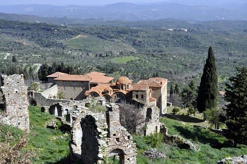 Excursion privée d'une journée à Mystras au départ d'Athènes avec un excellent déjeuner inclus