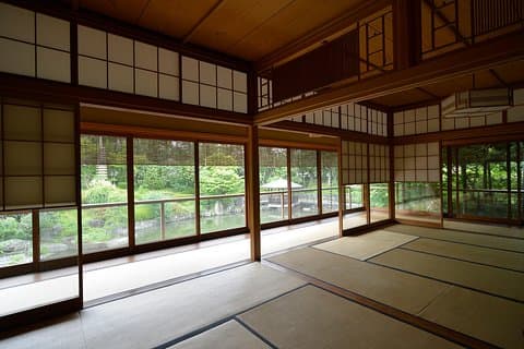 Private Teezeremonie mit Kimono in einem traditionellen japanischen Garten