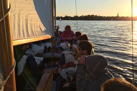Crucero de velero al atardecer en pequeños grupos en el lago Alster de Hamburgo