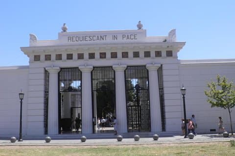 Um passo na história e arquitetura ao redor do cemitério de Recoleta