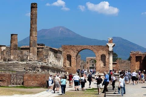 PompeiiとHerculaneumが民間の交通機関を持つ考古学者によって率いられた