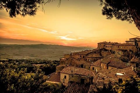 Excursion privée en minibus de luxe à San Gimignano et Volterra