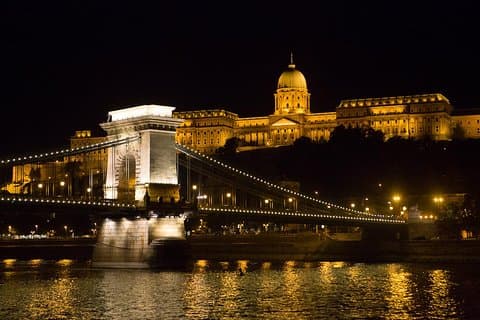 Tour nocturno a pie por Budapest con crucero por el río Danubio