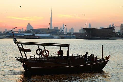 サンセットアブラ（木製ボート）Emirati High Teaで乗る