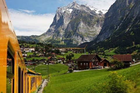 L'Eiger - vue panoramique sur le glacier de Jungfrau (au départ de Zurich)