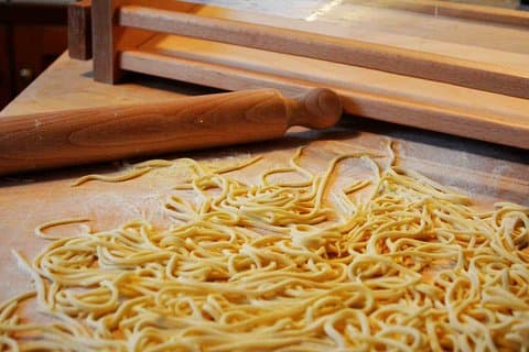 Mãos nas aulas de culinária italiana