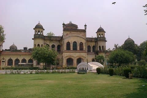 Wajid Ali Shah Cammina attraverso Kaiserbagh