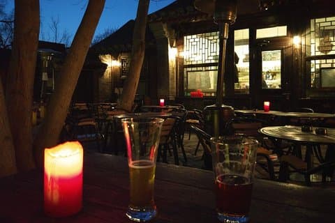Abendessen und Hutong Nightlife Tour mit Dali Courtyard, Great Leap Brewing