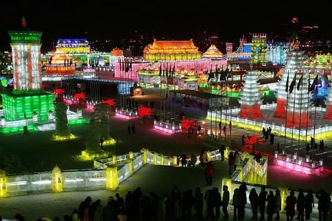 モンゴルのホットポットディナーを楽しめる龍慶峡氷結フェスティバル