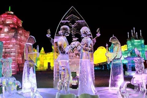 Tour privato a Guyaju Cave Dwellings e Longqing Gorge Ice Lanterns Festival