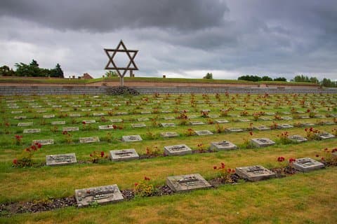 Excursão privada de meio dia de Praga até o Campo de Concentração de Terezín