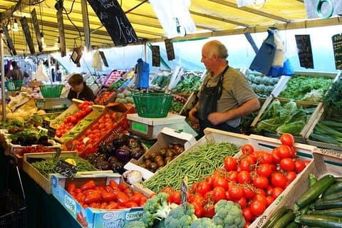 Lokal mad marked gåtur i nærheden af ​​Marais
