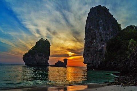 Private Tour to Phi Phi Island Sunrise by Speed Boat