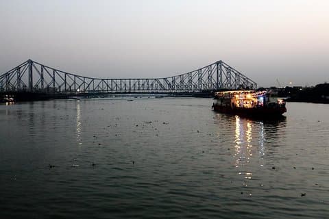 Geführte Kolkata Sightseeing-Tour mit dem Auto, Spaziergang & Sonnenuntergangs-Exkursion