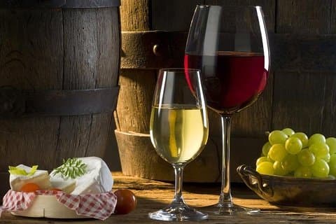 Private Etyek Wine Tour mit Abendessen inklusive einer Budapest Danube Evening Cruise