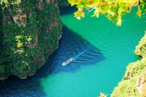 Longqing-Schlucht und Guyaju-Höhlen Private Tagestour