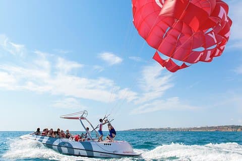 Parachute ascensionnel au départ de la marina d'Albufeira en bateau