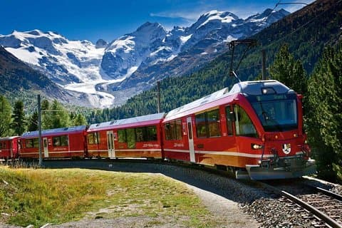 Schweiziska Alperna Bernina Röd tåg och St Moritz Tour från Milano