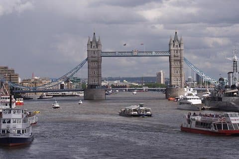 Private One Way or Round Trip Transfer: Luton Airport to London City