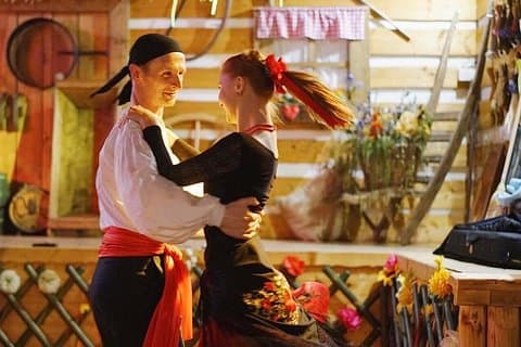 Tschechische Folkloreshow mit Abendessen und Transfer