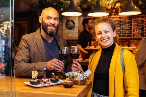 Barcelona met de lokale bevolking: Wijn en Tapas Privétour