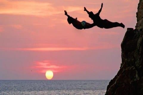Cliff Diver Show en diner in Acapulco