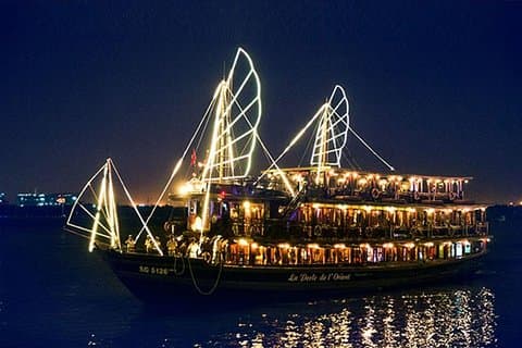 Privat Ho Chi Minh ved Jeep Aftentur og Middag Cruise