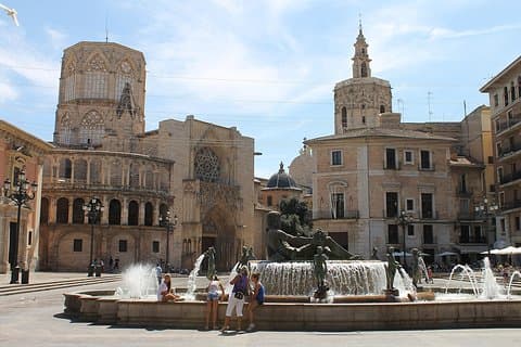 Valencia Altstadtrundfahrt mit Wein & Tapas im historischen Denkmal aus dem 11. Jahrhundert