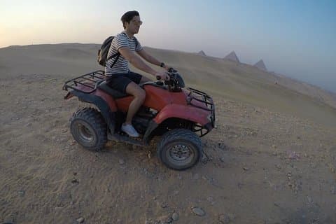 プライベートトリップギザのピラミッドとカイロ/ギザのホテルからのATVクワッドバイク