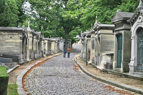 Paris: Famous Graves of Pere Lachaise Cemetery Guided Tour