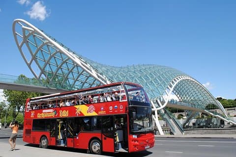 Visite de la ville de Tbilissi en bus rouge
