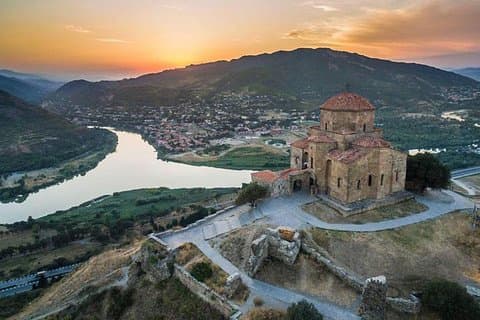 Tour nella vecchia capitale della Georgia - città Mtskheta
