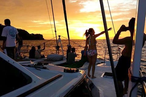 Croisière privée au coucher du soleil depuis la jetée de Kuah avec F & B