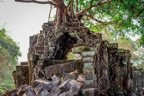 Tour para grupos pequeños a la cascada Kulen, el río 1000 Linga y Beng Mealea