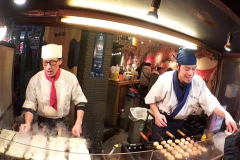 Excursão de comida de rua à noite em Downtown Osaka