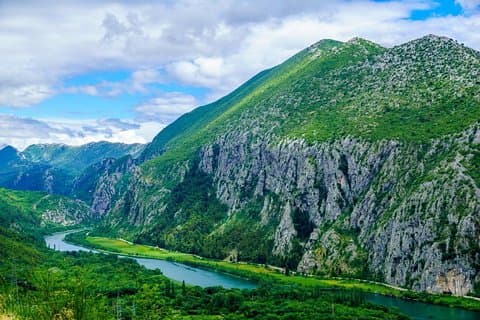 Excursão de barco Omiš e Rio Cetina com almoço saindo da Makarska Riviera
