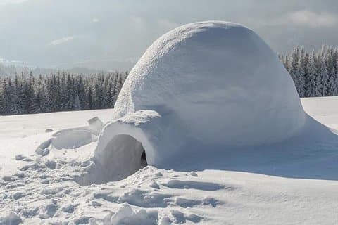 ロバニエミでスノーイグルーを作る