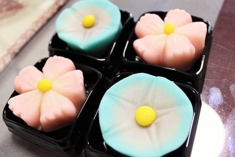 Elaboración de dulces japoneses con motivos de temporada