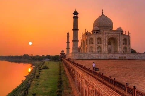 Private Luxurious Overnight Taj Mahal Tour With Agra Walks