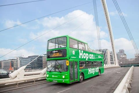 ガイドとリトルミュージアム入場付きダブリン乗り降り自由バスツアー