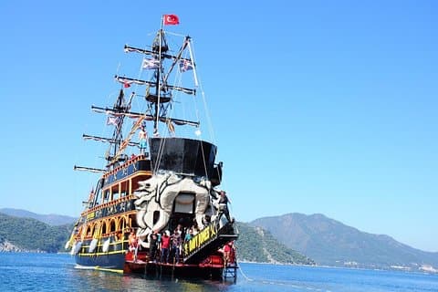 Passeio de barco pirata em Marmaris com almoço de churrasco, bebidas e transferências