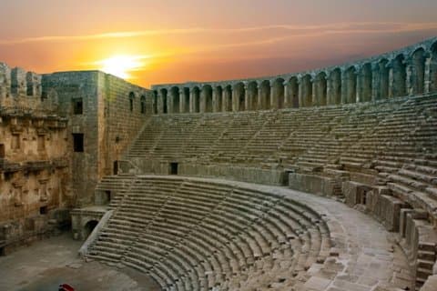 Tour della cascata laterale di Perge Aspendos