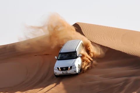 Evening Desert Safari 4x4Jeep, jantar de churrasco árabe premium, dança de barriga