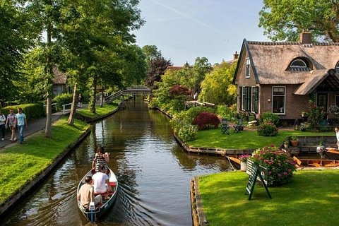 Privétour naar Giethoorn bekijk de omsluitende dijk vanuit Amsterdam
