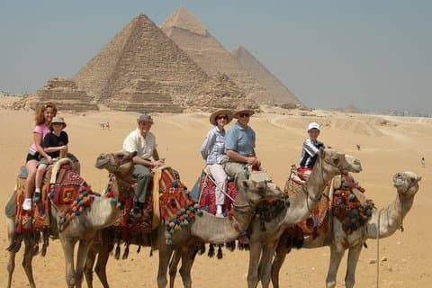 Giza-pyramiderna, Sakkarapyramiderna och Memphis inkluderar lunch och kamelritt