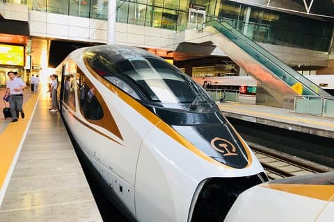 Privater PEK-Abflug-Transfer vom Flughafen Tianjin mit Hochgeschwindigkeitszügen