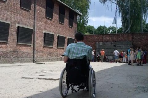 Transfert en fauteuil roulant privé à Auschwitz - Birkenau